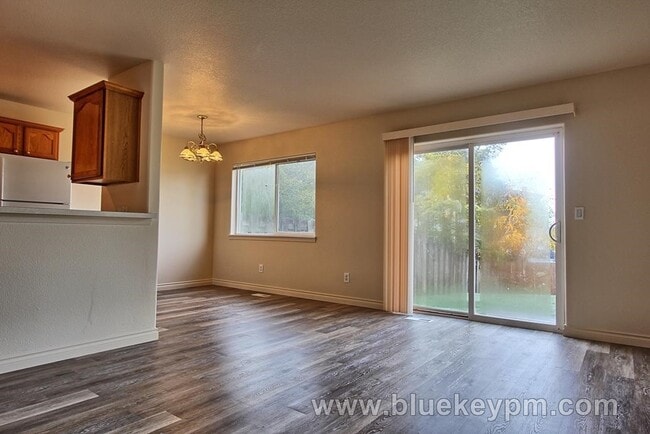 Building Photo - 3 Bed, 1.5 Bath Duplex in Hazel Dell Close to Bus Lines and Shopping