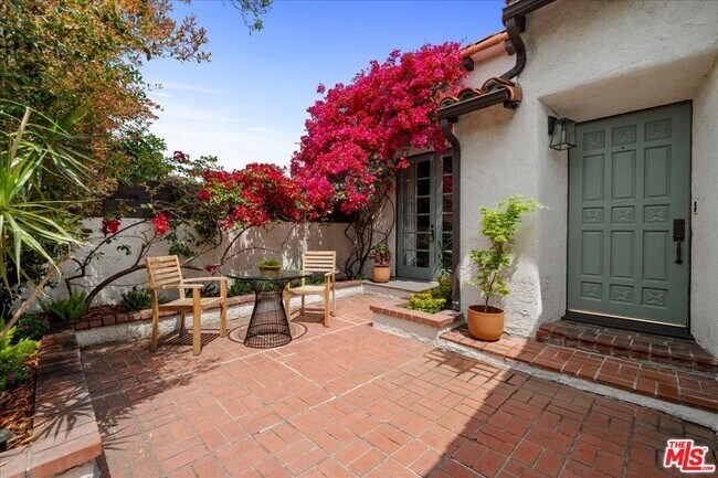 Foto del edificio - 3074 Lake Hollywood Dr