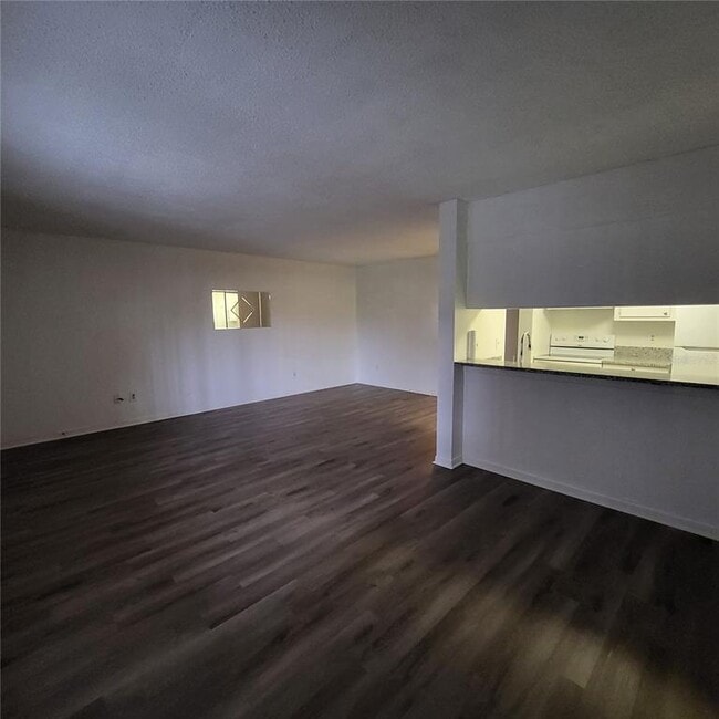 Building Photo - 2525 W Bay Dr