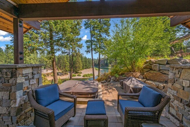 Building Photo - Riverfront Property 3 bed 3 bath