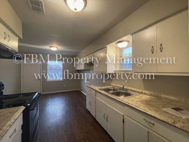 Building Photo - 1509 S Hall St