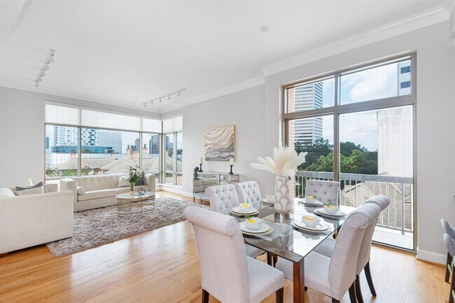 Foto del edificio - 2211 Briarglen Dr