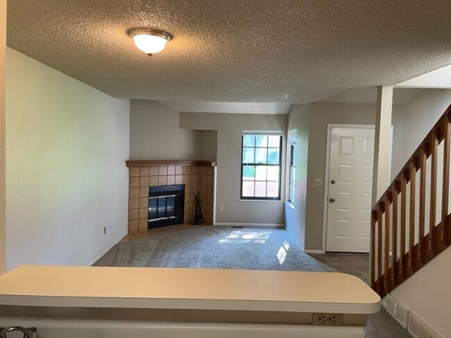 Foto del edificio - SUNDOWNER 2BD TOWNHOME w/ 1 CAR GARAGE
