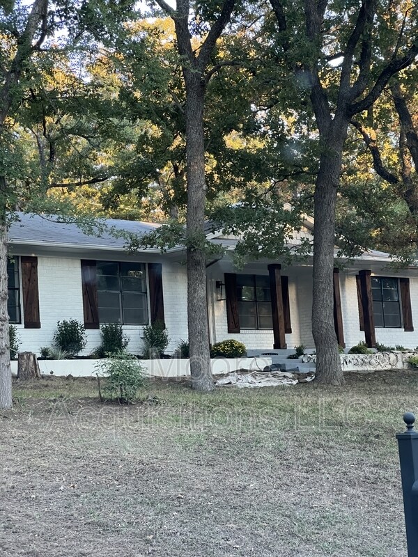 Building Photo - 3601 Oakwood Dr