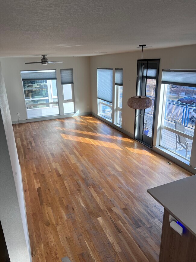 Building Photo - 1925 Hooker St