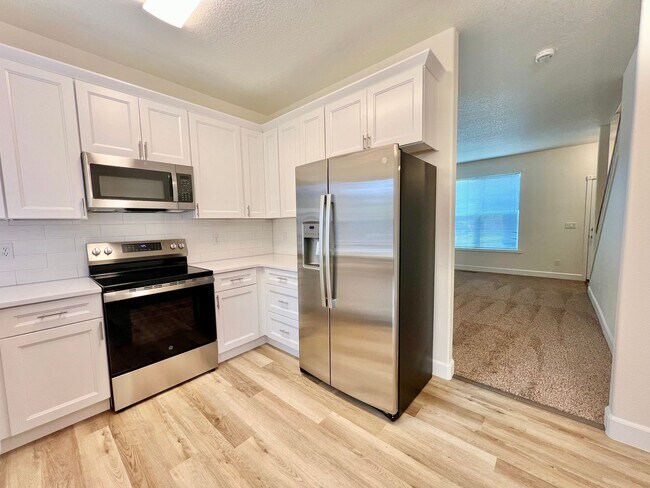 Foto del edificio - NEWLY RENOVATED! Spacious 2-Bedroom Townhome in a Charming Cul-de-Sac!