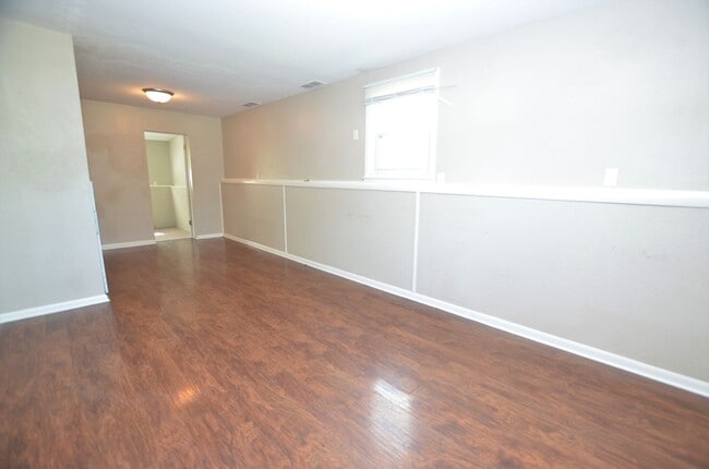 Building Photo - Cute Move-in Ready Duplex!