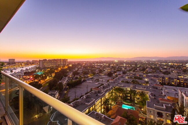 Foto del edificio - 13700 Marina Pointe Dr