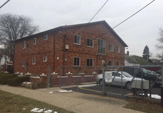 Foto del edificio - 15800 Hubbell Ave