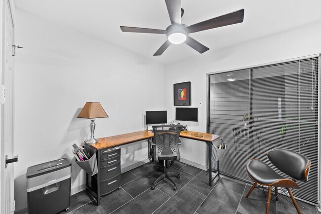 Foto del edificio - 3831 Landmark Dr