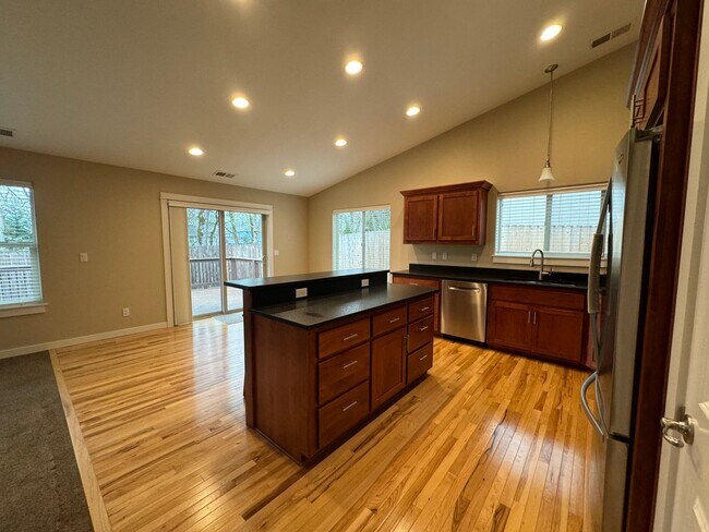 Foto del edificio - Well maintained, updated 3 bedroom home in quiet neighborhood