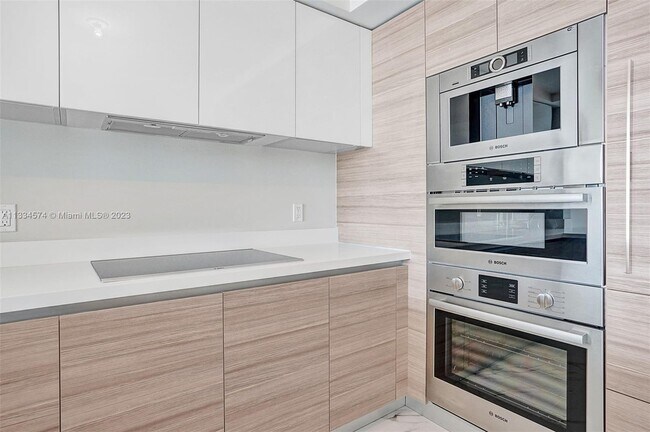 Foto del edificio - 330 Sunny Isles Blvd
