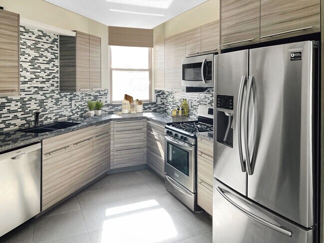 Building Photo - Gorgeous 3 Bedroom 2 Bath with Spa in Carl...