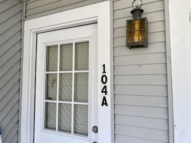 Building Photo - 2 bedroom in Wareham MA 02558