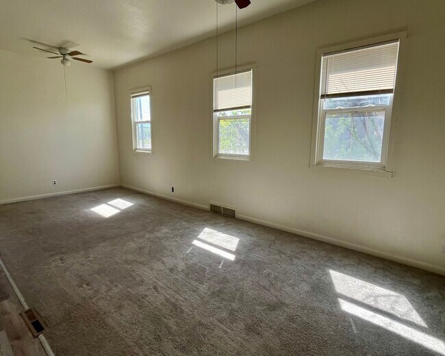 Foto del edificio - Pet friendly 4 bedroom, 2 bath home