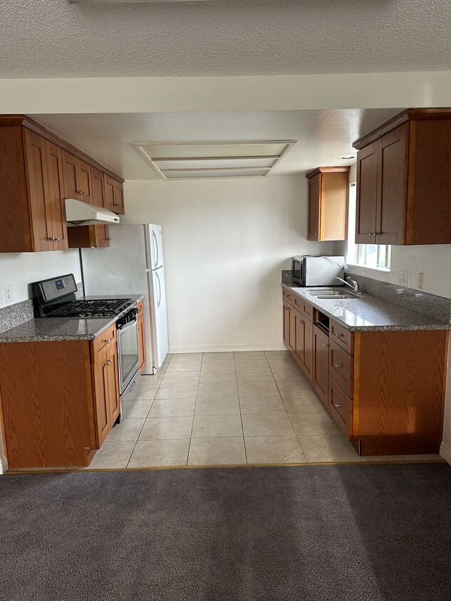 Bright Kitchen - 1708 S Garfield Ave