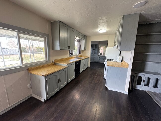 Building Photo - Manufactured home in Lemmon Valley- 3-bedroom 2 bath, huge yard! Pet friendly!