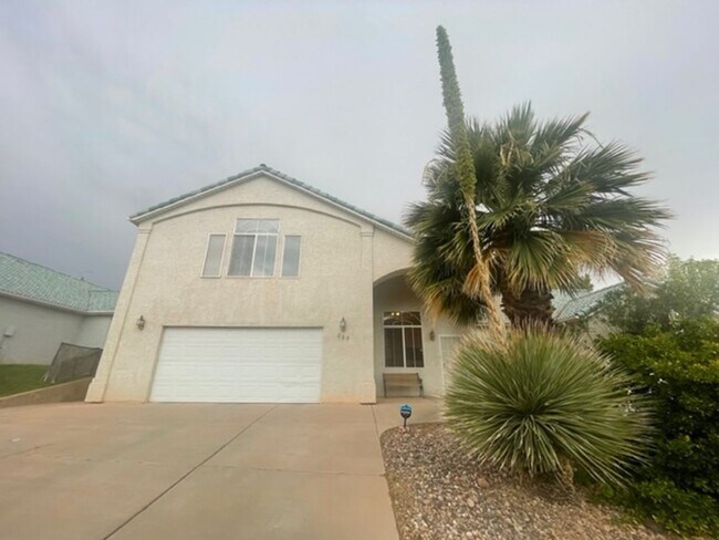 Foto del edificio - Furnished home available! Landscape maintenance included.