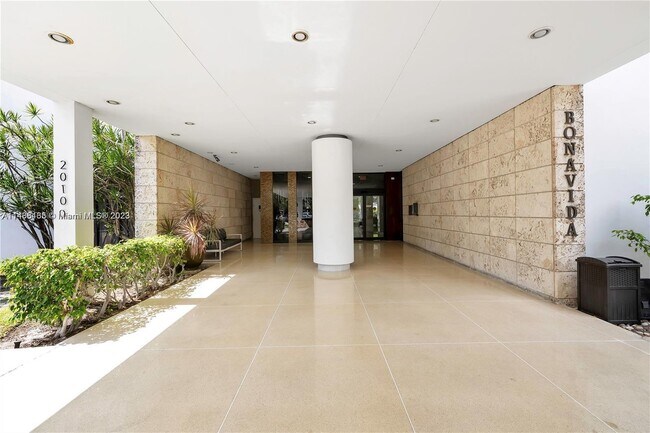 Foto del edificio - 20100 W Country Club Dr