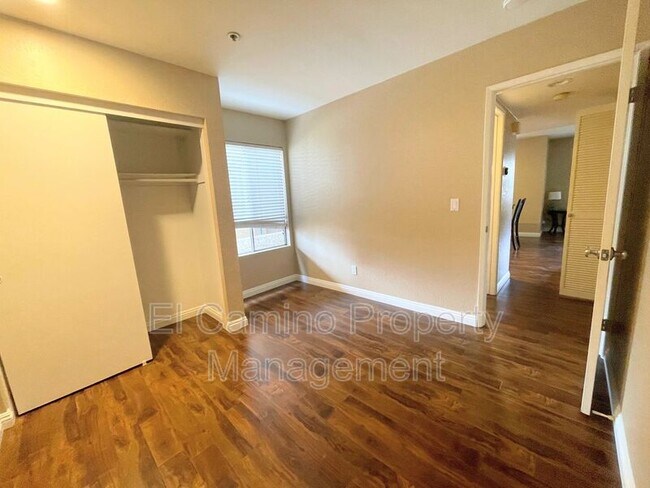 Foto del edificio - 12121 Centralia St