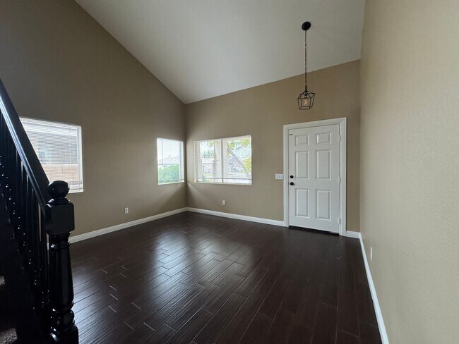 Foto del edificio - 4 Bedroom, 2.5 Bathroom House with Yard in...