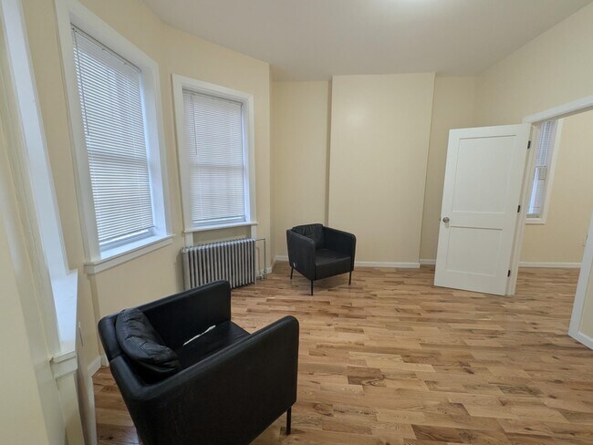 Building Photo - 6114 Monroe Pl