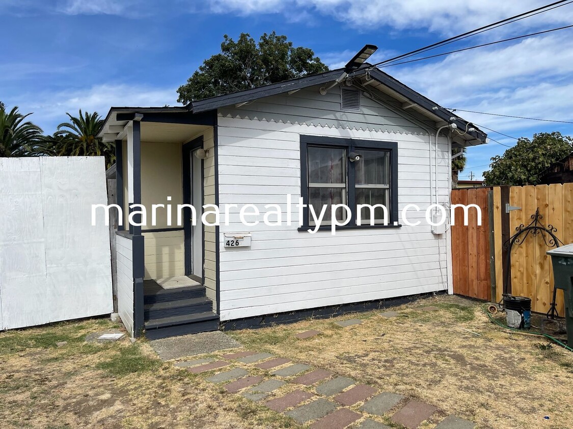 Foto principal - Welcome home to this 1 Bedroom 1 bath cozy...