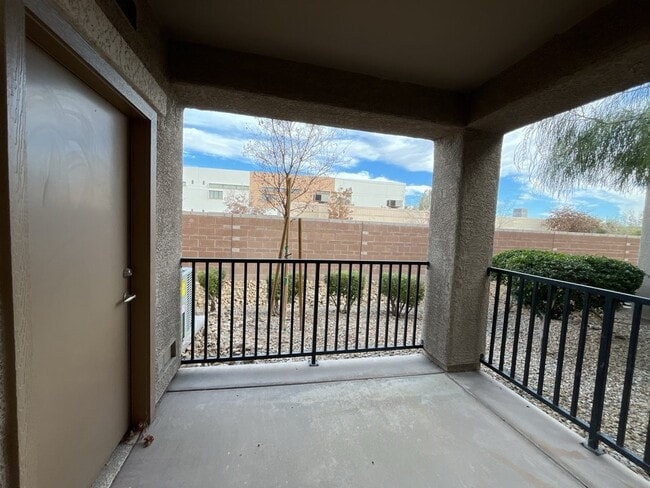 Building Photo - 1 Bedroom 1 Bath Condo Ready for Move In!