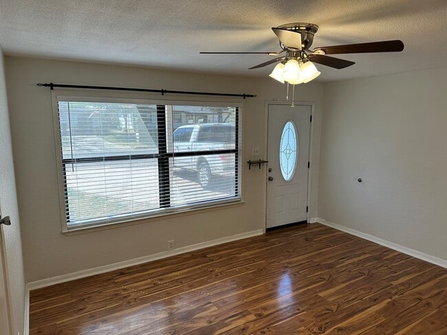 Building Photo - 2110 Glenwood Dr