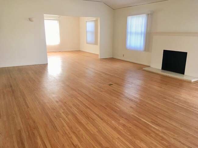 Building Photo - 204BE