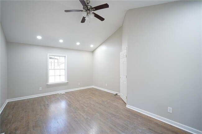 Building Photo - 2221 Pinecliff Dr NE