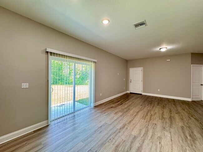 Foto del edificio - MOVE-IN SPECIAL - $1000 CREDIT! 3/2 Duplex...