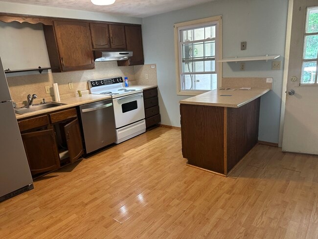 Building Photo - 102 Longmeadow Ln