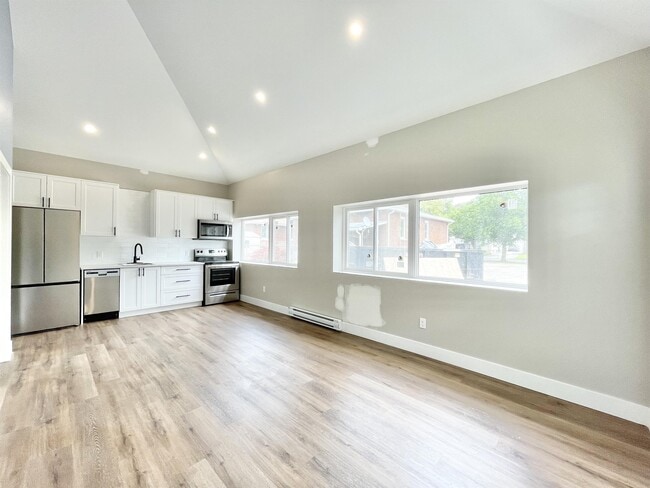 Photo du bâtiment - 111 McAlpine Ave S