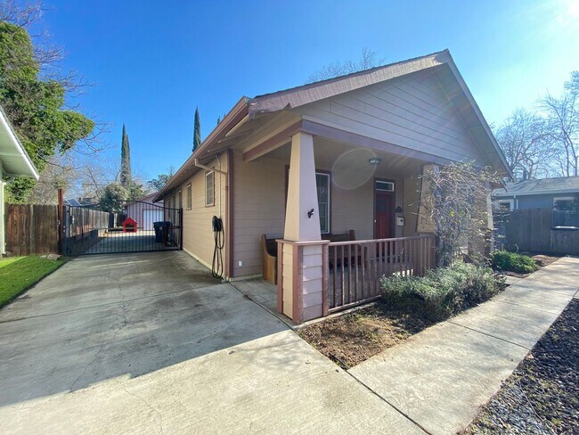 Building Photo - Custom Three Bedroom in Woodlake Neighborh...