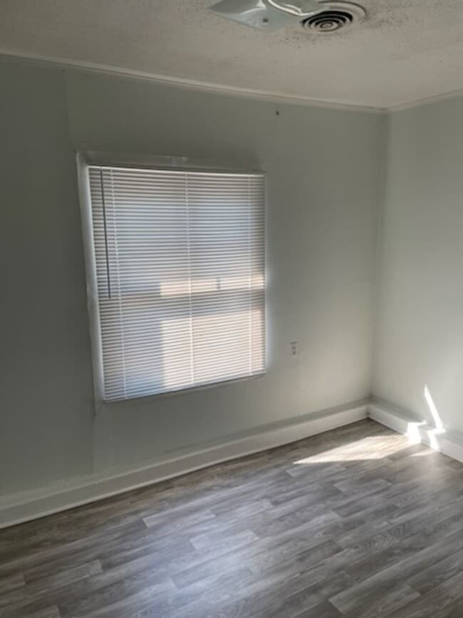 Building Photo - ADORABLE HOME
