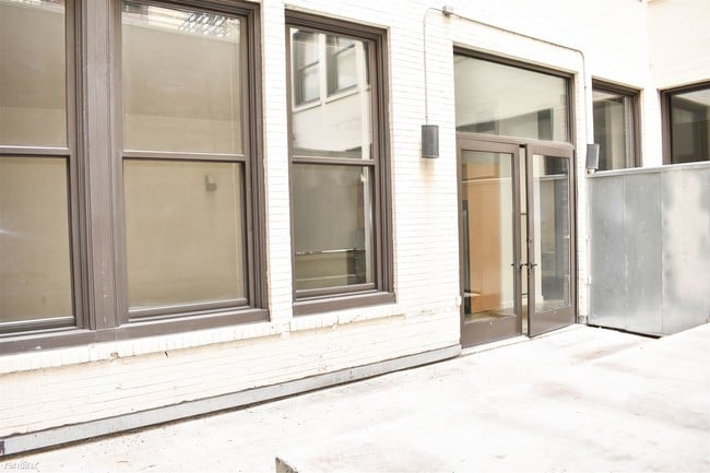 Building Photo - 325 W 8th St