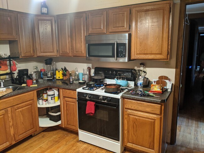 Kitchen - 4840 N Talman Ave
