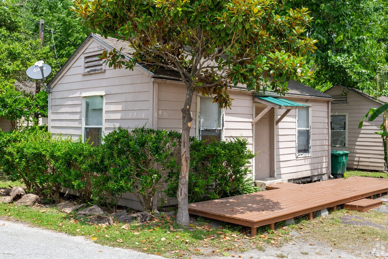 Primary Photo - 7026 Fulton St