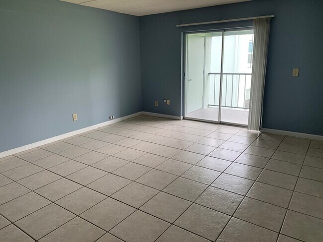 Building Photo - Remodeled condo near USF
