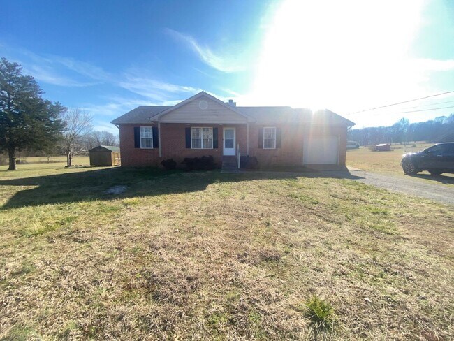 Building Photo - For Lease - 3 Bed, 2 Bath, 1232sqft Home o...
