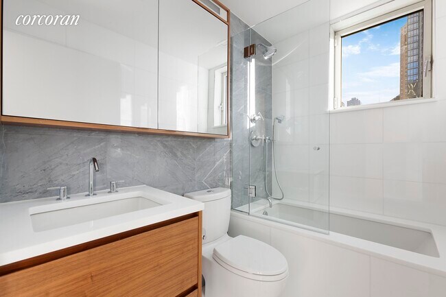 Foto del edificio - 301 W 53rd St
