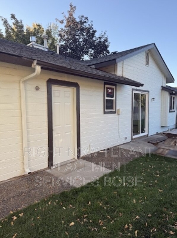 Building Photo - 2256 N Pawnee Ln