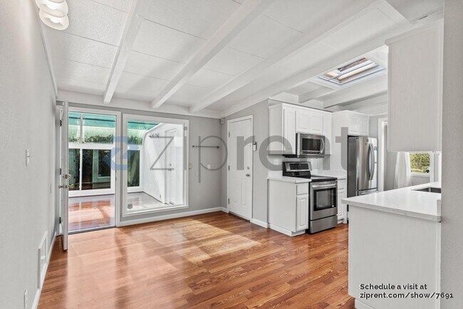 Building Photo - 937 Las Palmas Dr
