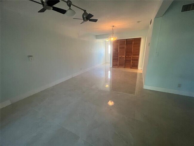 Building Photo - 275 Sunshine Dr