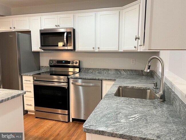 Foto del edificio - 3415 Hazelwood Rd