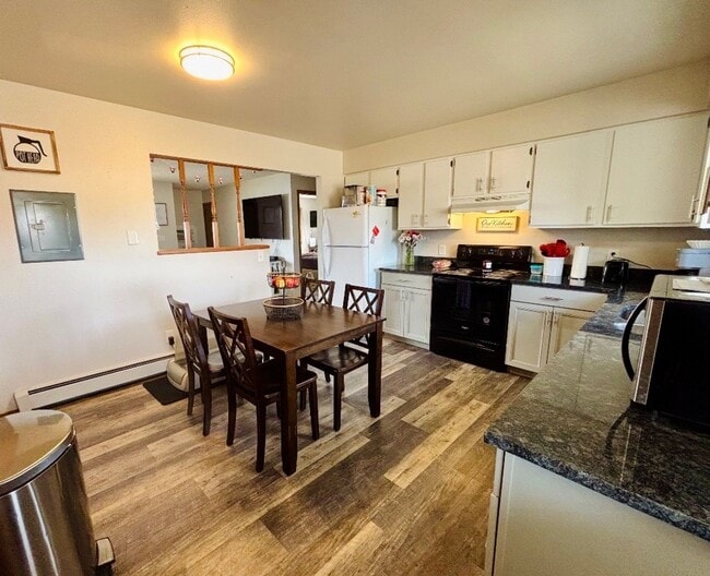Foto del edificio - Updated 2 Bed Upper Unit w/ In-Unit Washer & Dryer + Utilities Included!