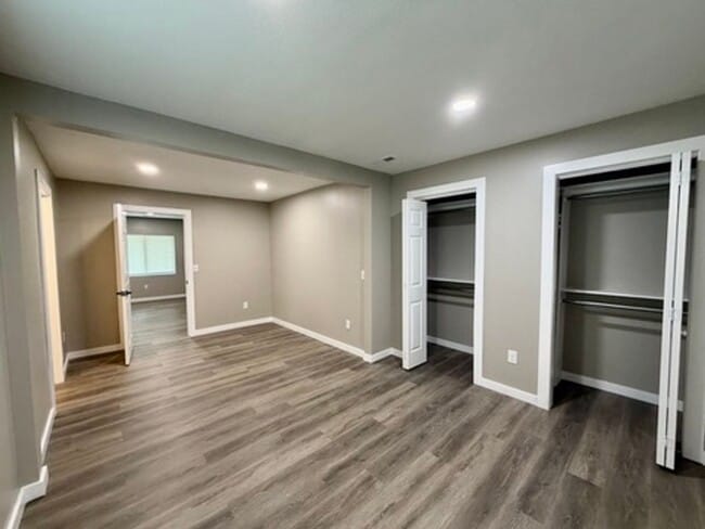 Building Photo - LARGE 4 BEDROOM ALL REMODELED