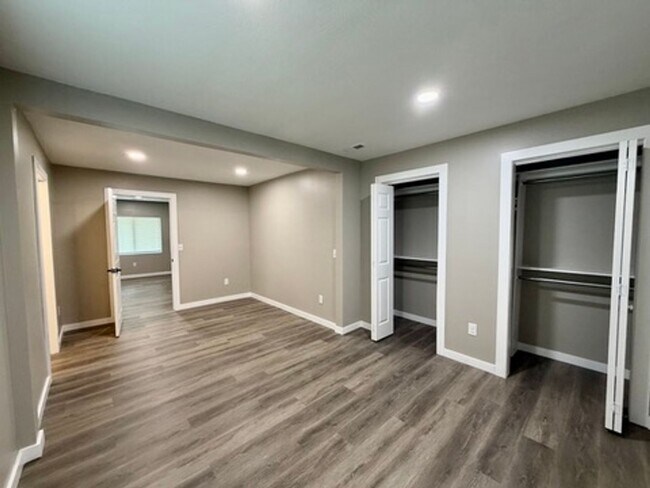 Foto del edificio - LARGE 4 BEDROOM ALL REMODELED