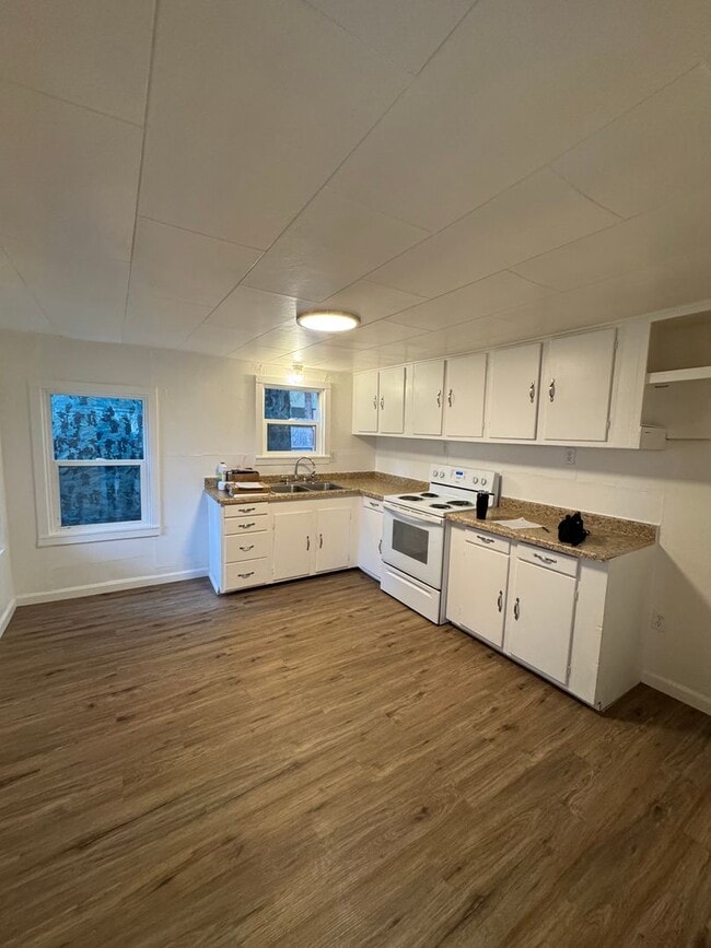 Building Photo - Small 2 bedroom home with fenced yard